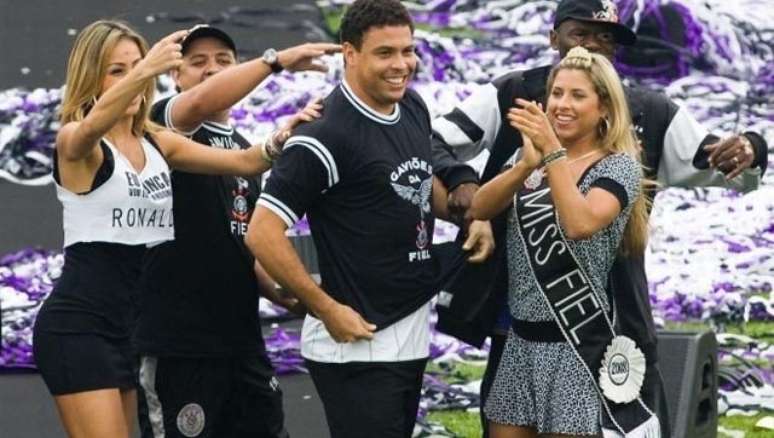 Ronaldo veste camisa da Gaviões na chegada ao Corinthians em 2008