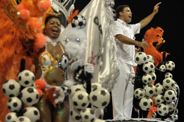 Ronaldo em desfile da Gaviões em 2010: centenário do Corinthians
