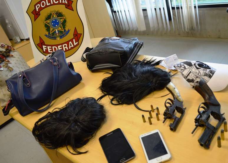 Armas e disfarces usados pelo trio no esquema montado para assaltar agências dos Correios