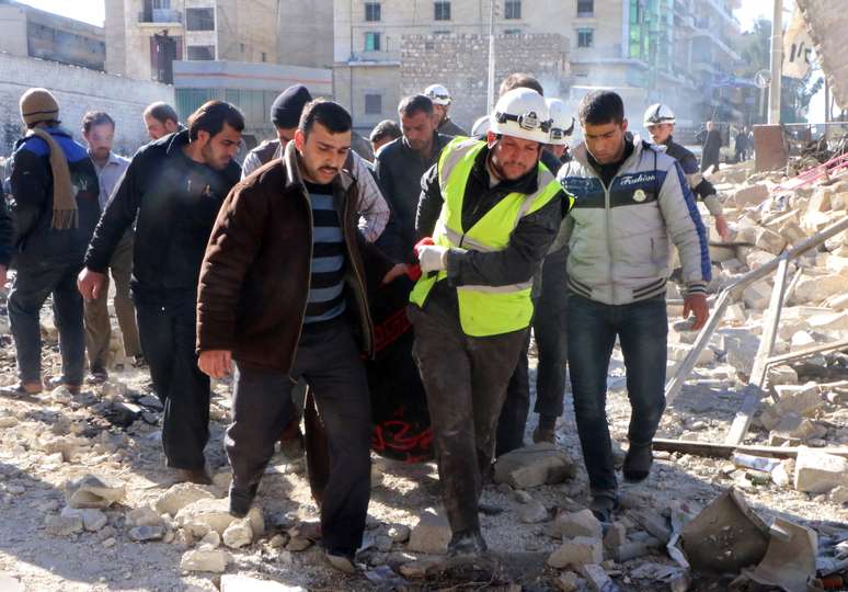 <p>Equipes de resgate retiram um corpo do local de uma das explos&otilde;es ocorridas em Aleppo, entre quarta e quinta-feira</p>