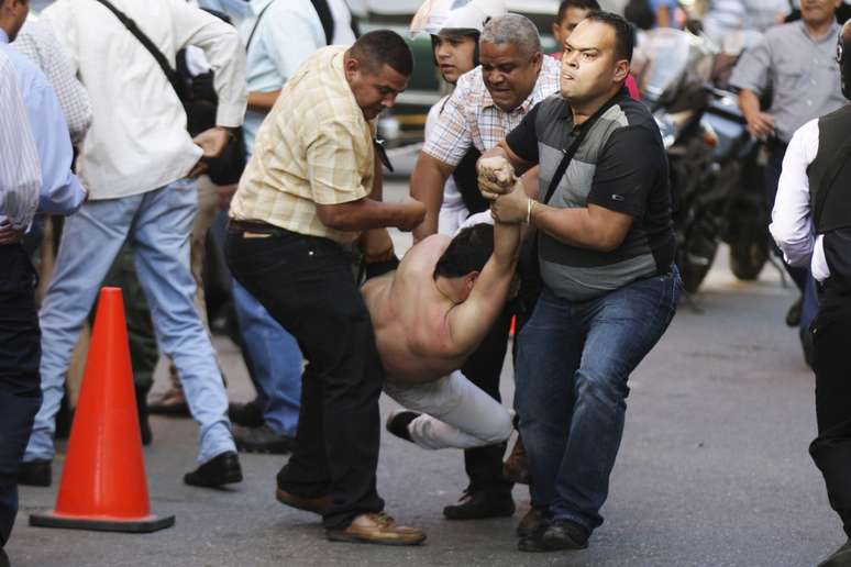Protestos de oposição acontecem na Venezuela. Três mortos e feridos no pior distúrbio no país desde os protestos do ano passado