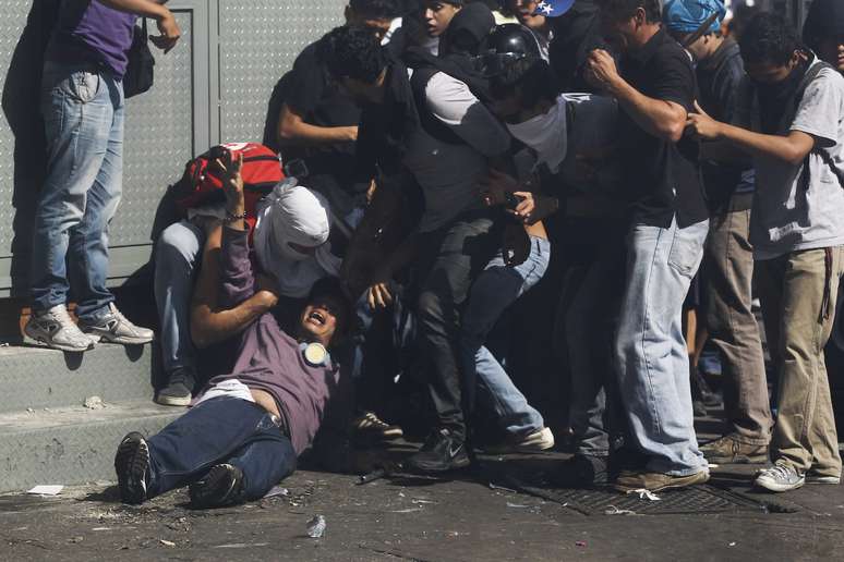 Três pessoas morreram em protestos de oposição ao presidente Maduro. Há informações de acesso fechado a Caracas