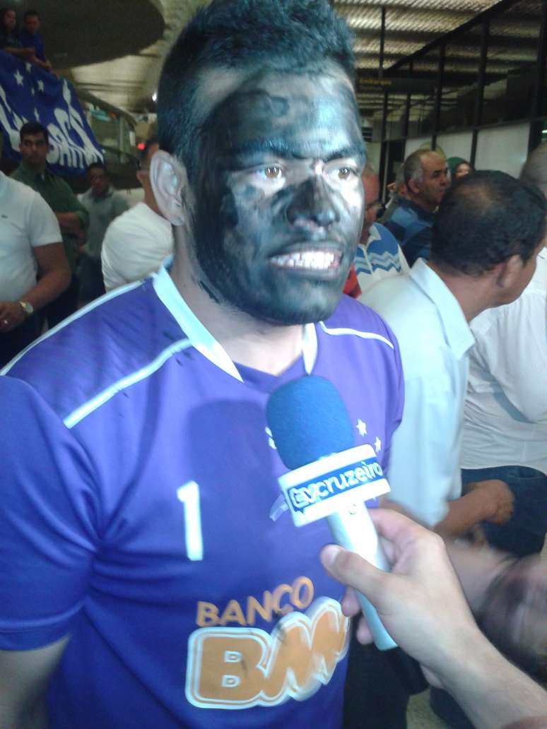 Torcedor do Cruzeiro pintou o rosto de preto contra racismo