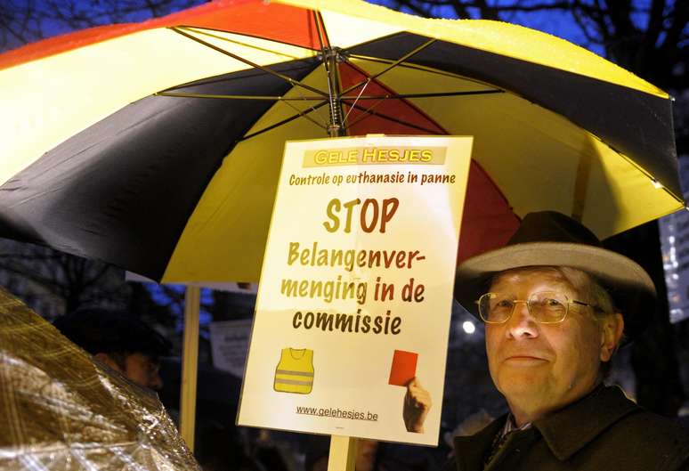 Manifestante segura um cartaz durante protesto contra nova lei que autoriza a eutanásia para crianças, em Bruxelas