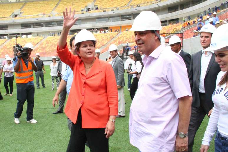 A presidente Dilma Rousseff visitou as obras da Arena da Amaz&ocirc;nia, est&aacute;dio de Manaus para a Copa do Mundo que est&aacute; perto da conclus&atilde;o de suas obras. A petista arriscou at&eacute; um chute