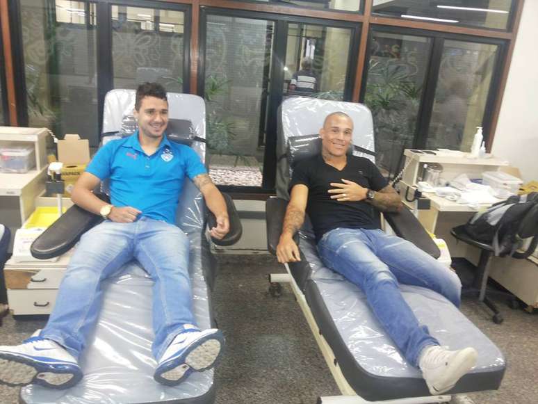<p>Atacantes Dennis, do Paysandu, e Leandr&atilde;o, do Clube do Remo, doaram sangue para incentivar campanha</p>