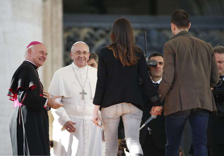 Papa recebe casal durante audiência especial para celebrar  o Dia de São Valentim, na Praça São Pedro, nesta sexta