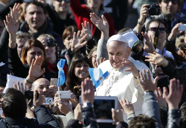 Papa Francisco se junta à multidão depois de missa e testemunho de casais, na Praça São Pedro