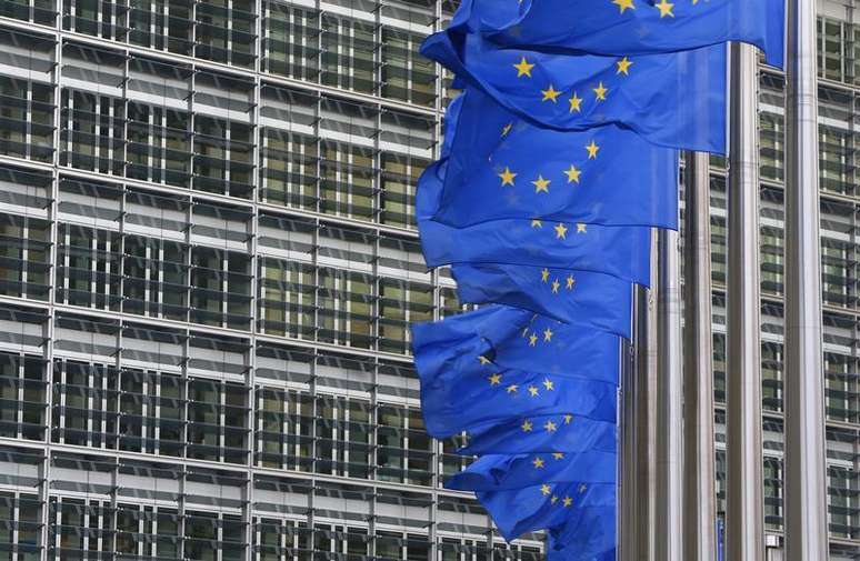 <p>Bandeiras da Uni&atilde;o Europeia vistas fora da sede da Comiss&atilde;o Europeia em Bruxelas</p>