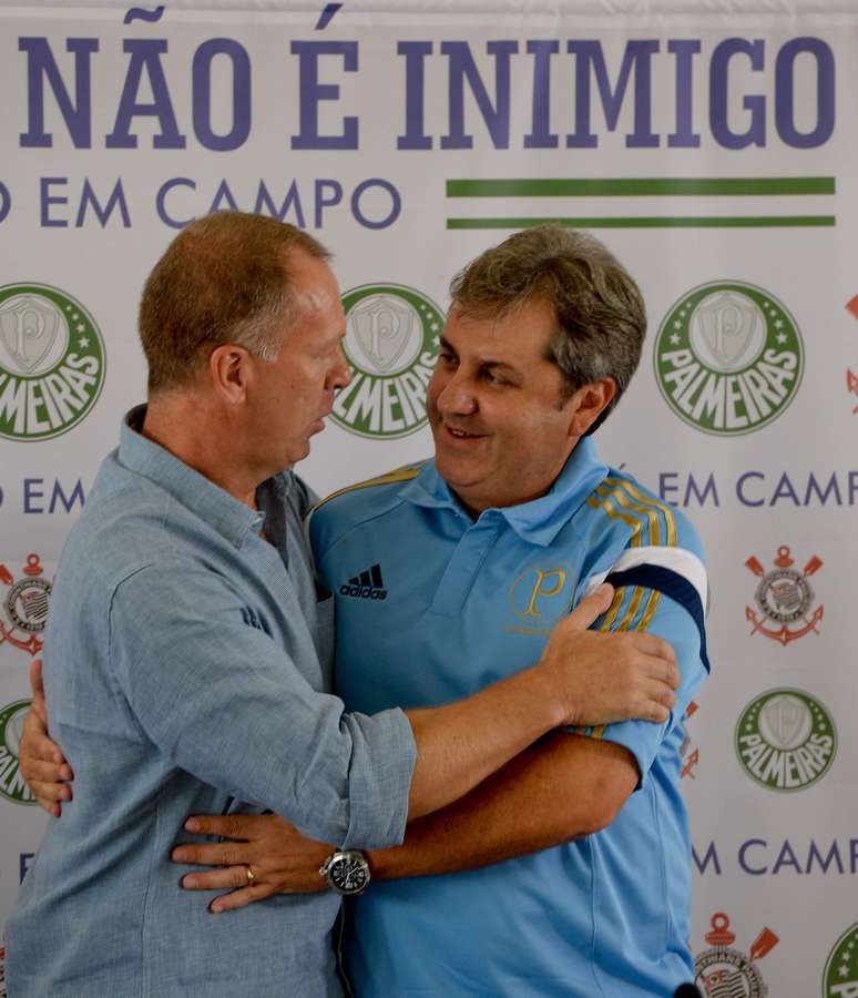 <p>Mano recebe o carinho do palmeirense Gilson Kleina, rival do corintiano no clássico válido pelo Paulista</p>