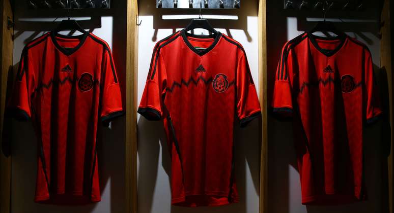 Com México rubro-negro, fornecedora divulga uniformes 2 de equipes da Copa
