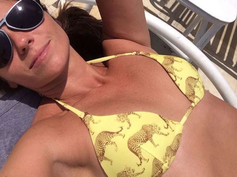 <p>Giovanna Antonelli aproveitou o tempo livre desta sexta-feira (14) para tomar sol. A atriz publicou foto no Instagram usando óculos escuros e biquíni amarelo com estampa de onça. O modelo gerou elogios dos seus fãs e seguidores. "20 min de vit D NA carcaça e partiu trabalho!!!! Hehehe", escreveu ela na legenda</p>