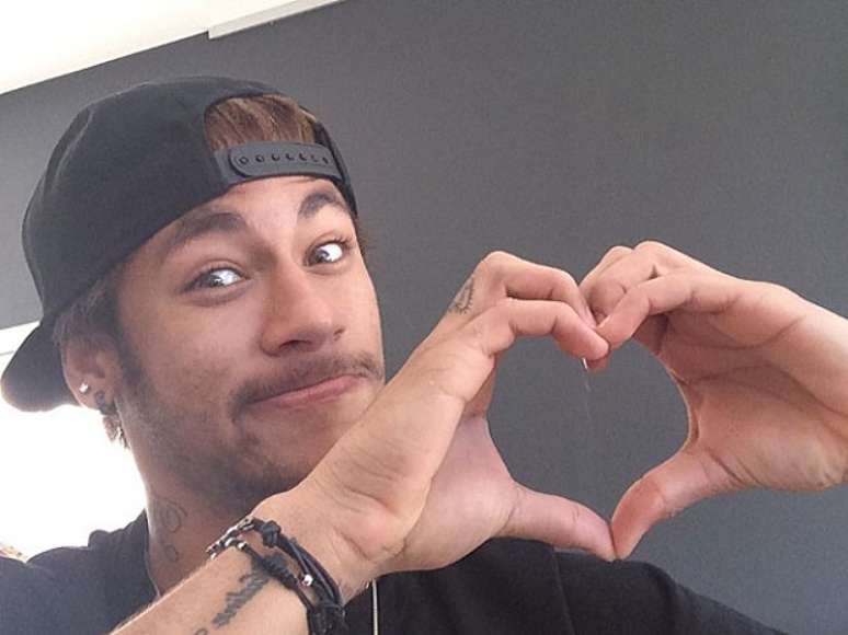 <p>Com o namoro com a atriz Bruna Marquezine rec&eacute;m-terminado, o atacante Neymar brincou no Instagram nesta sexta-feira, Valentine's Day, o dia dos namorados no exterior: "Fail", escreveu ele, enquanto mostrava um cora&ccedil;&atilde;o com as m&atilde;os na foto. Veja outras comemora&ccedil;&otilde;es de jogadores pelo mundo:</p>