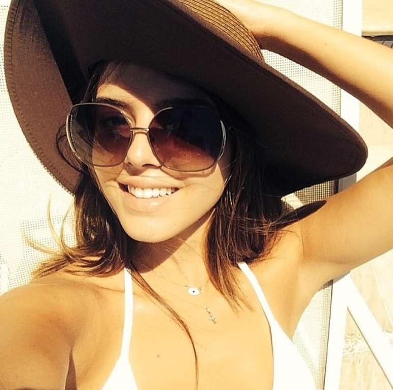 Giovanna Lancellotti não abre mão do chapéu para ir a praia