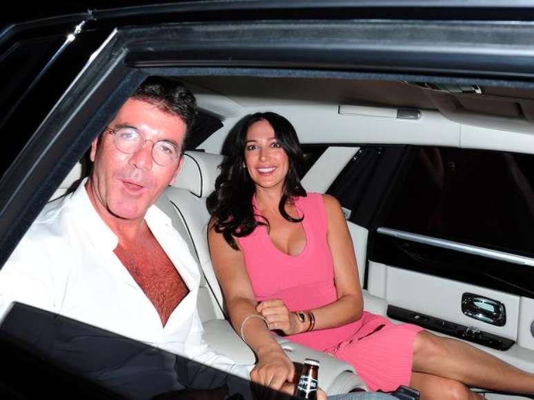 Cowell ao lado de Lauren Silverman em agosto, um mês após gravidez ser noticiada pela imprensa