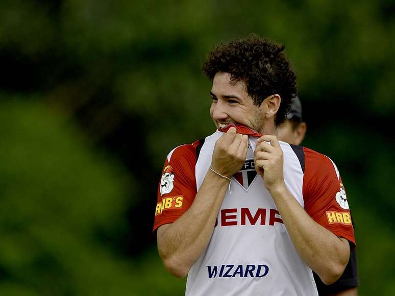 Alexandre Pato participa de treino do São Paulo; atacante fez gol em rachão