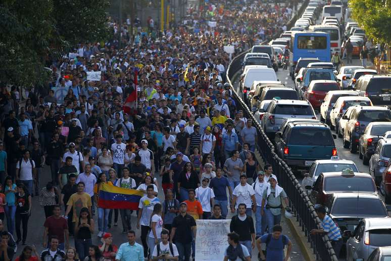 Manifestantes marcham nas ruas de Caracas em protesto contra o governo de Nicolás Maduro, nesta quinta-feira, 13