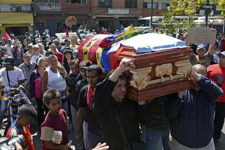 Parentes carregam o caixão de Juan Montoya, conhecido como "Juancho", que foi um dos três mortos durante o recente protesto em Caracas