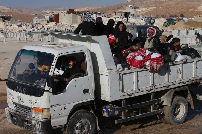 <p>Depois dos recentes bombardeios em Yabroud, civis em fuga cruzam a fronteira com o Líbano</p>