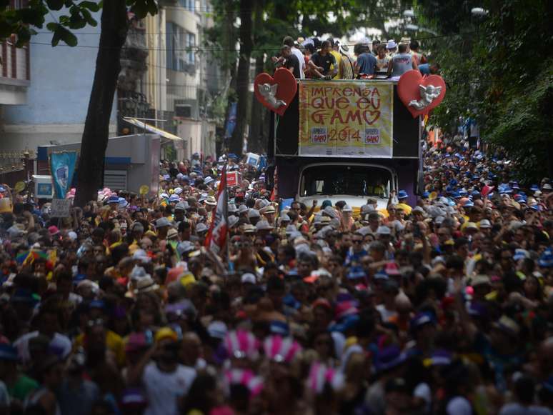 Agitando o pré-Carnaval carioca, o bloco encabeçado por jornalistas Imprensa Que Eu Gamo reuniu cerca de cinco mil foliões em seu desfile pelas ruas do bairro das Laranjeiras, na zona sul do Rio de Janeiro, neste sábado 