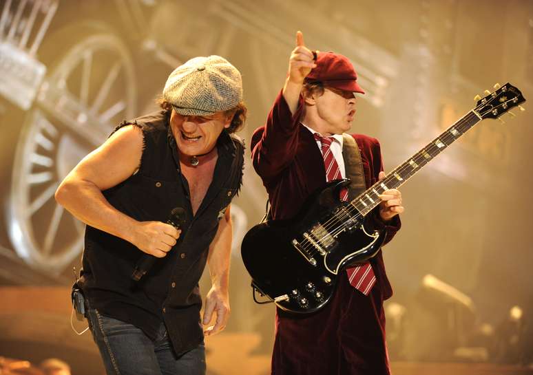 O vocalista Brian Johnson agita ao lado do guitarrista Angus Young em show da banda australiana em 2008