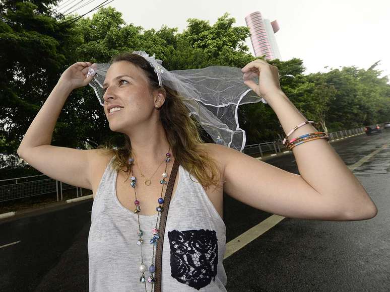 Foliões enfrentaram a chuva em São Paulo na tarde deste sábado (15) para curtir o bloco Boitatá, realizado em Pinheiros