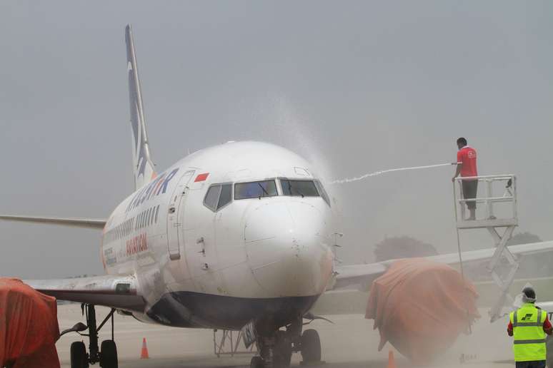 Três aeroportos da Indonésia retomaram suas atividades neste sábado, enquanto outros quatro permanecem fechados em função de uma forte erupção vulcânica