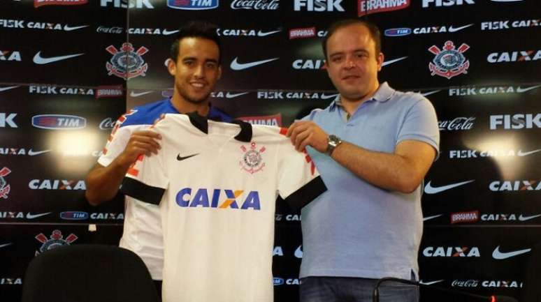 Jadson veste camisa do Corinthians entregue por Ximenes, novo dirigente corintiano