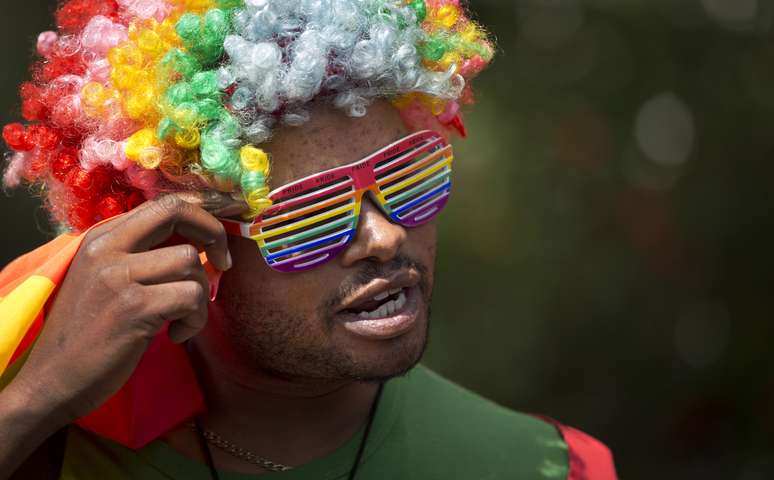 Manifestante usa peruca e óculos coloridos em protesto no Quênia contra as medidas homofóbicas de Uganda no dia 10 de fevereiro