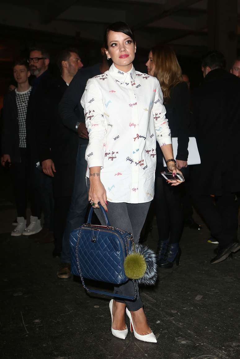 <p>A cantora Lily Allen escolheu um casaco com pequenos desenhos para assistir da primeira fila ao desfile da grife House of Holland, durante a semana de moda de Londres, neste s&aacute;bado (15)</p>