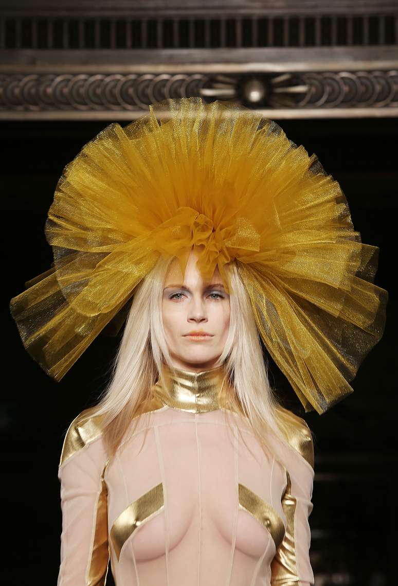 <p>Conhecida  por vestir celebridades como Lady Gaga, Rihanna, Lily Allen e Kate Moss, a estilista escocesa Pam Hogg mostrou apoio à causa do grupo de punk rock feminista Pussy Riot no primeiro dia da semana de moda de Londres, na sexta-feira (14)</p>