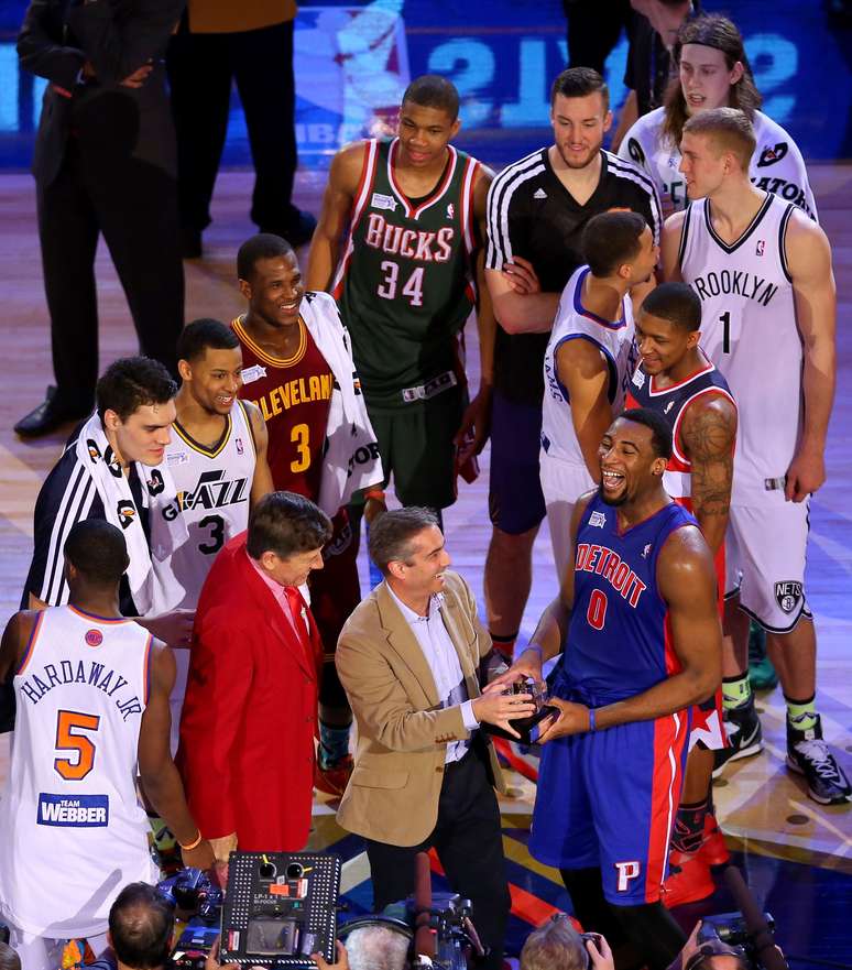 Troféu de novatos da NBA caiu no chão durante premiação