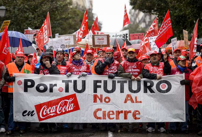 Milhares de trabalhadores espanhóis foram às ruas de Madri neste sábado contra um plano da Coca-Cola de fechar quatro de suas 11 fábricas em Fuenlabrada