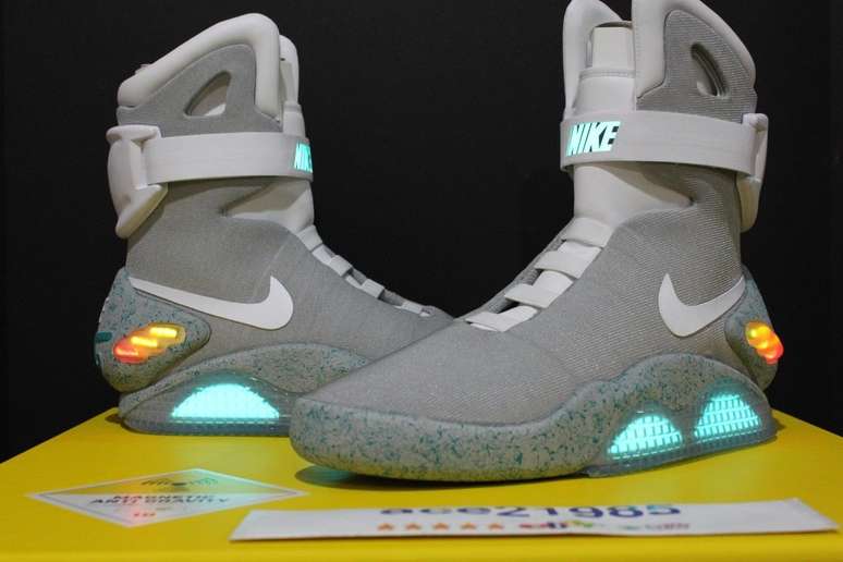 <p>Em 2011, a Nike lançou o Air Mag, tênis de Marty Mcfly  e vendeu 1,5 mil pares no eBay</p>