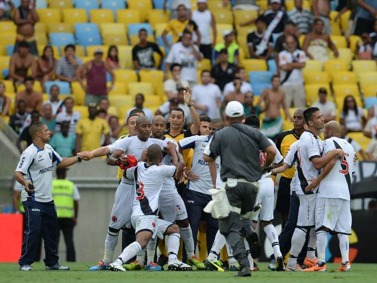 <p>No erro mais famoso dos auxiliares adicionas, um gol do Vasco no Campeonato Carioca que entrou 33 cm não foi validado</p>