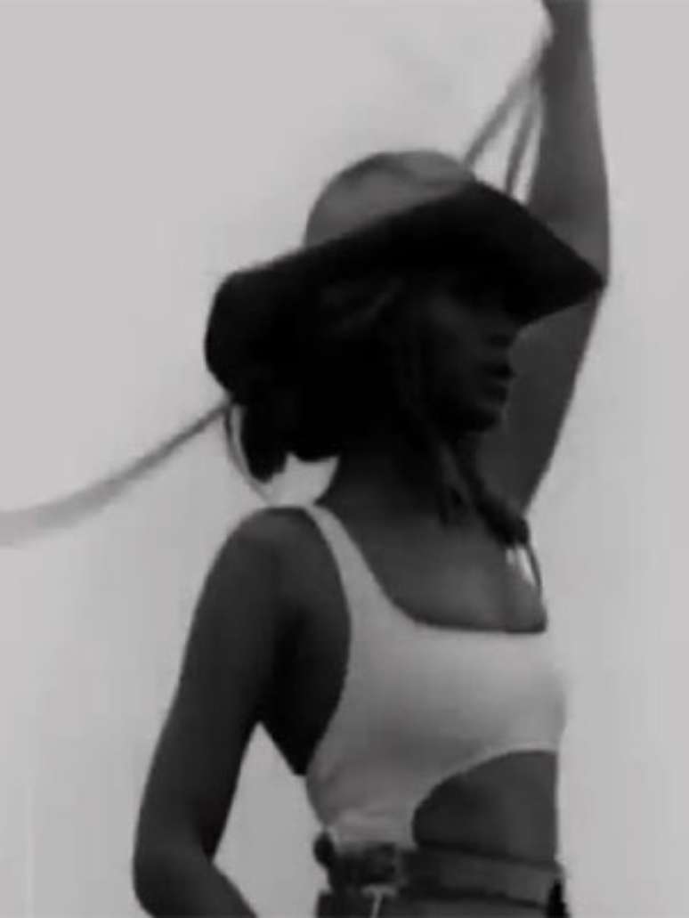 A estrela pop Beyonc&eacute; Knowles aparece assim na nova vers&atilde;o em v&iacute;deo da can&ccedil;&atilde;o 'Drunk in Love', destacada pela participa&ccedil;&atilde;o do rapper Kanye West: como uma sexy cowgirl, com a barriguinha e as pernas de fora, chap&eacute;u na cabe&ccedil;a e la&ccedil;o na m&atilde;o. A cantora divulgou teasers do clipe em seu Instagram, neste s&aacute;bado (15)