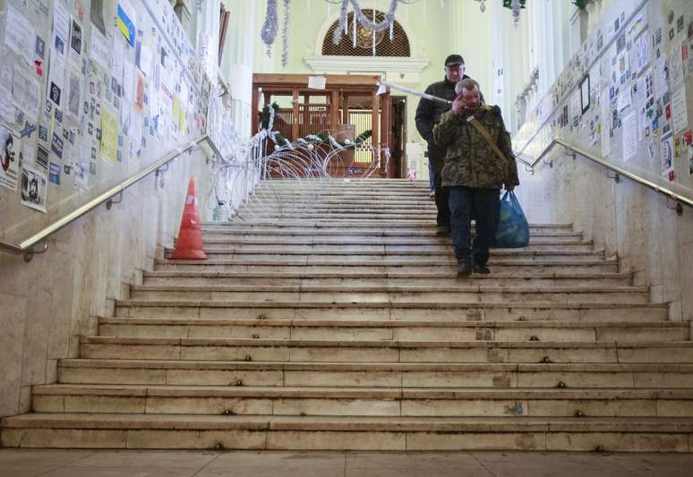 Manifestantes deixam prédio da Prefeitura de Kiev depois de dois meses de ocupação 