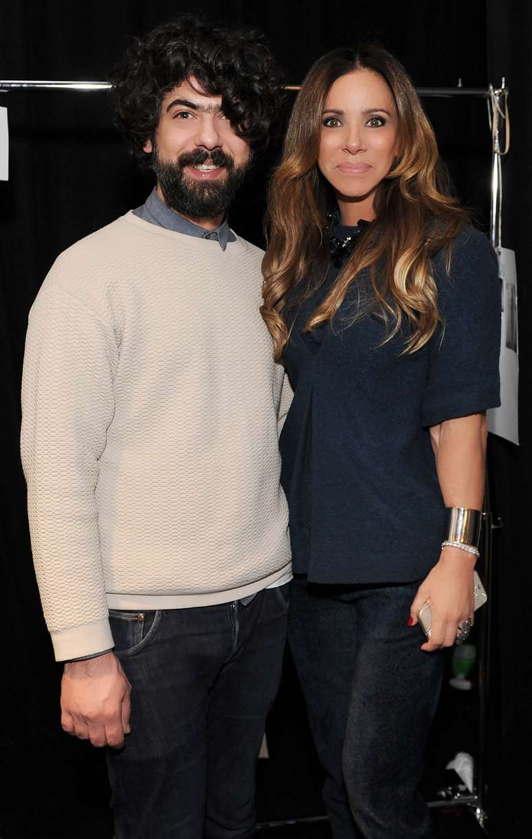 <p>Lucas Nascimento e Cris Arcangeli em backstage de desfile</p>