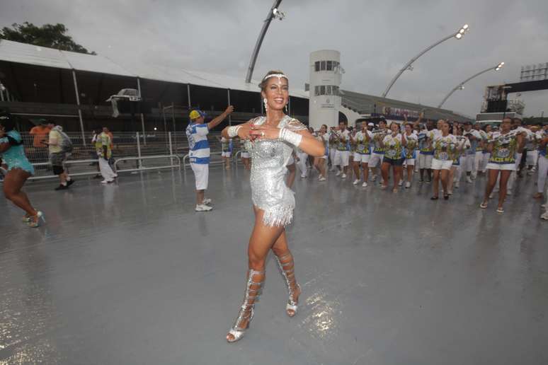 Apesar da garoa incessante deste s&aacute;bado (15), o Samb&oacute;dromo do Anhembi, na zona norte de S&atilde;o Paulo, ficou agitado no final da tarde, durante o ensaio t&eacute;cnico da &Aacute;guias de Ouro, escola de samba do Grupo Especial destacada pela rainha e a madrinha de bateria, respectivamente, Milena Domingues e Cinthia Santos