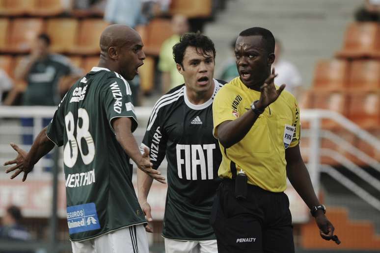 Palmeirenses reclamaram muito dos gols anulados por Paulo C&eacute;sar de Oliveira em jogo de agosto