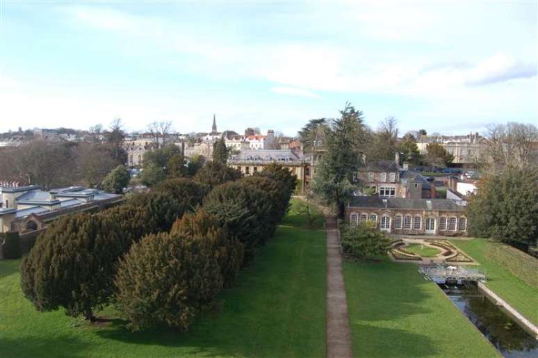 <p>No Goldney Hall, em Bristol, que mantém arquitetura tradicional inglesa, é possível recriar o casamento do Dr. Watson, de<em> Sherlock</em></p>