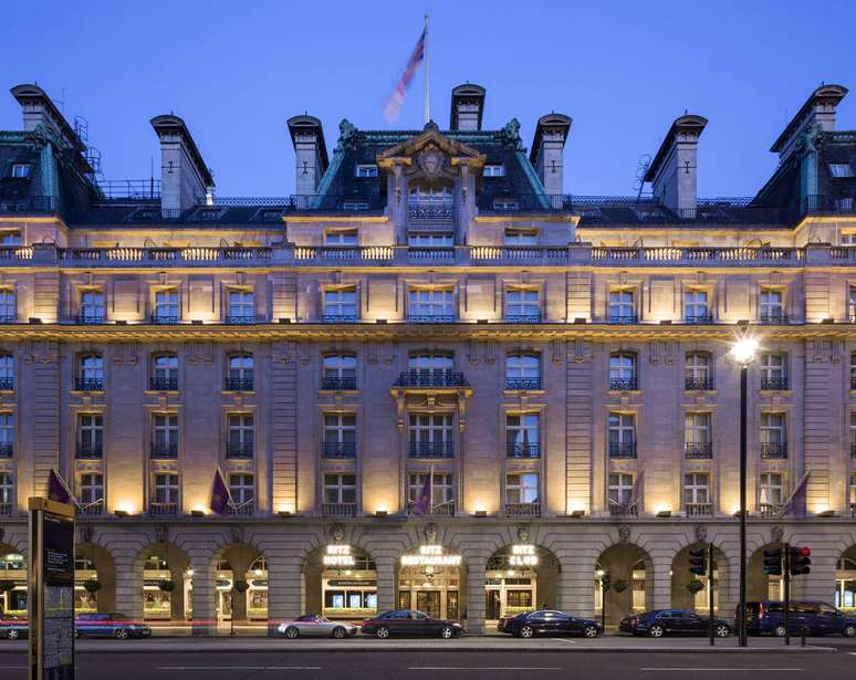 <p>O hotel The Ritz, que apareceu em 1999 no filme <em>Notting Hill</em>, com Hugh Grant, oferece um pacote com jantar a partir de 250 libras por cabeça (aproximadamente R$ 1 mil)</p>