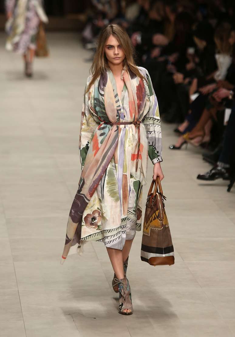 <p>A palavra estampa é a melhor definição da coleção da Burberry Prorsum, desfilada nesta segunda-feira (16), durante a semana de moda de Londres. Com a top Cara Delevingne na passarela, a grife mostrou peças bem largas, longas ou abaixo do joelho, mas com algumas fendas estratégicas. As estampas, com cores vivas, iam desde os lenços, até os casacos, passando pelas bolsas com tendências étnicas e também os sapatos</p>