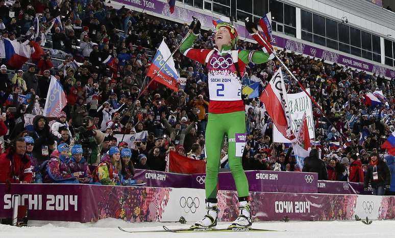 Domchareva comemora mais um triunfo nos Jogos de Inverno