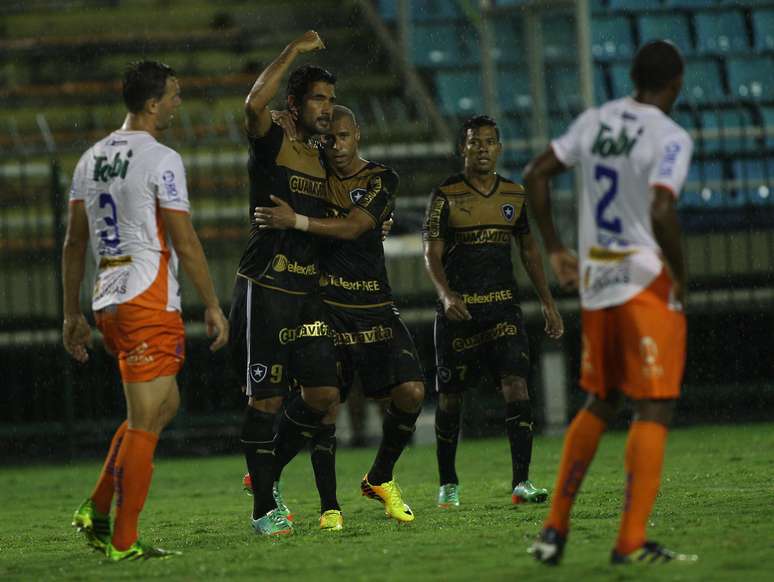 <p>Ferreyra participou dos dois gols do Botafogo</p>