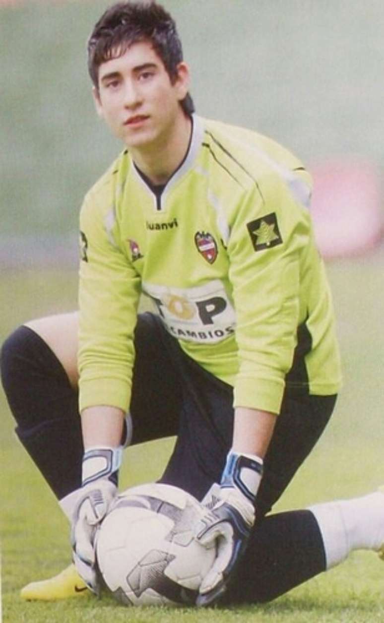 <p>Manu de la Paz era goleiro das categorias de base do Levante, da Espanha</p>