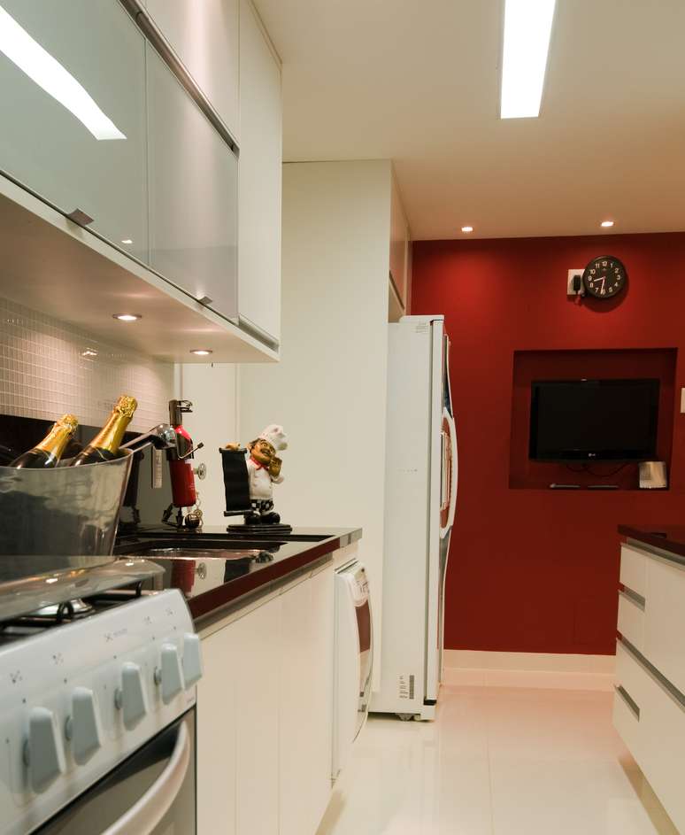 <p>A parede ao fundo recebeu a cor vermelho oriental, da Coral</p>