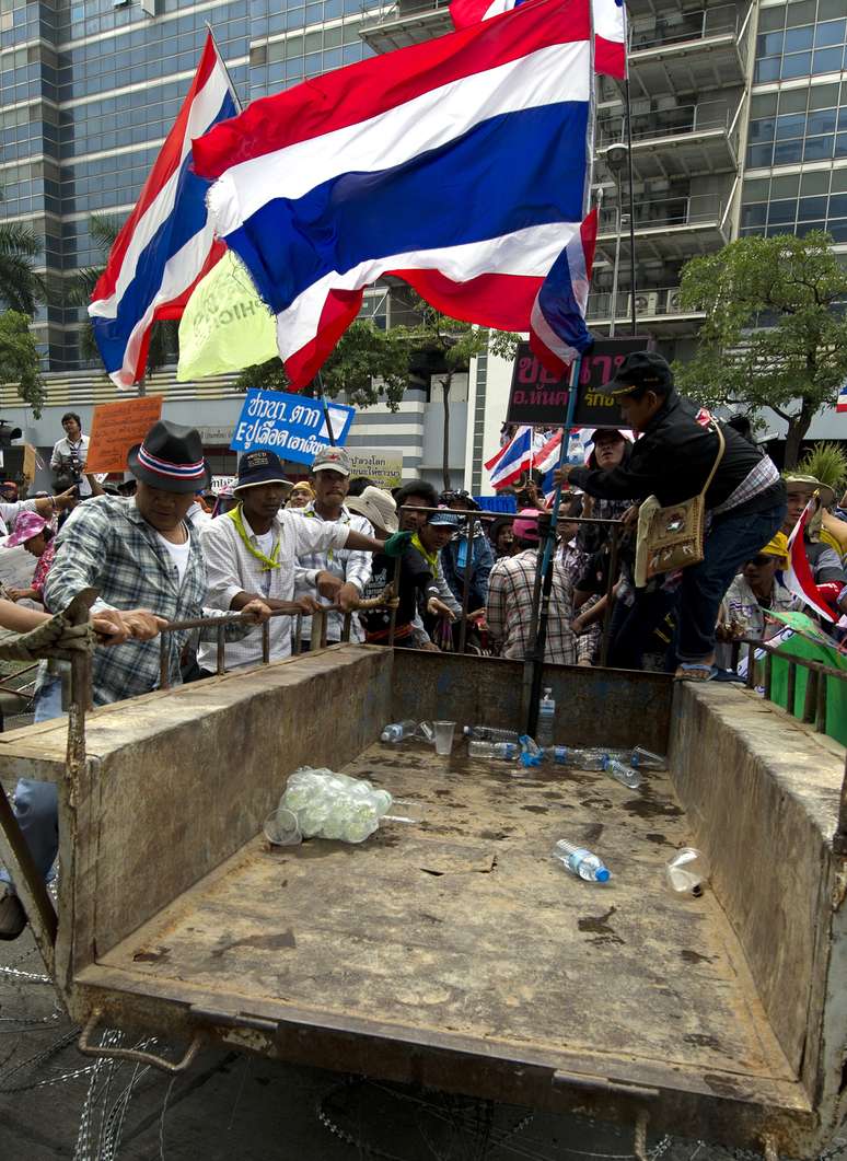 Manifestantes da oposi&ccedil;&atilde;o tailandesa sitiaram escrit&oacute;rios do governo nesta segunda-feira, 17 de fevereiro