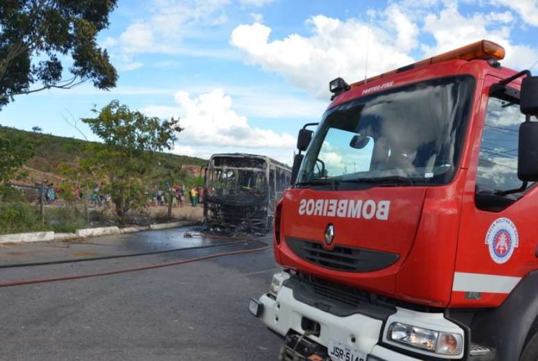 <p>Coletivo teria sido incendiado por moradores, em protesto contra a morte de duas pessoas durante a&ccedil;&atilde;o policial</p>