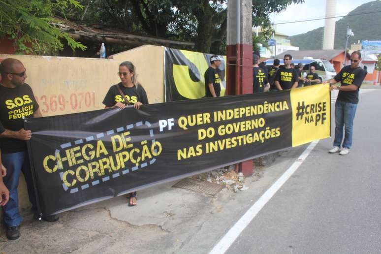 <p class="text">Grupo de 40 manifestantes seguiu do centro da cidade à praia do Santinho em ônibus fretado. Com faixas e cartazes, eles pregam o fim da corrupção</p>